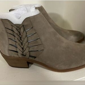 NWOB Vince Camuto Prestetta wedge Suede Ankle Booties